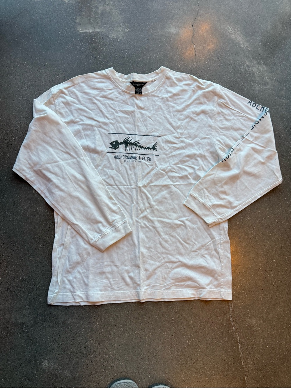 Vintage Abercrombie & Fitch Men's White Long-Sleeve Graphic Shirt